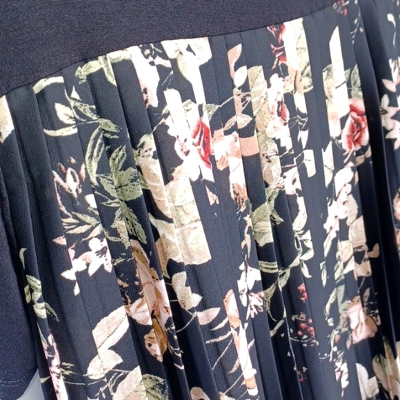 Como Vintage Oversize Black Tee with Pleated Floral Back - Picture 3 of 8